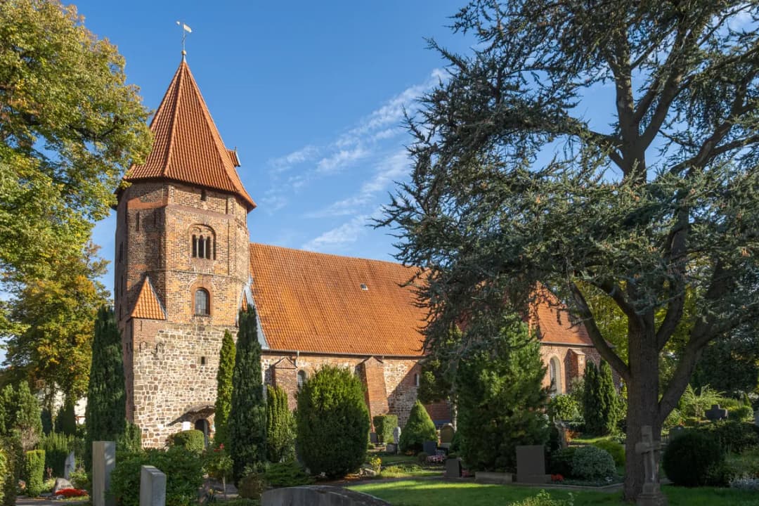 Achim - St. Laurentius-Kirche mit Friedhof